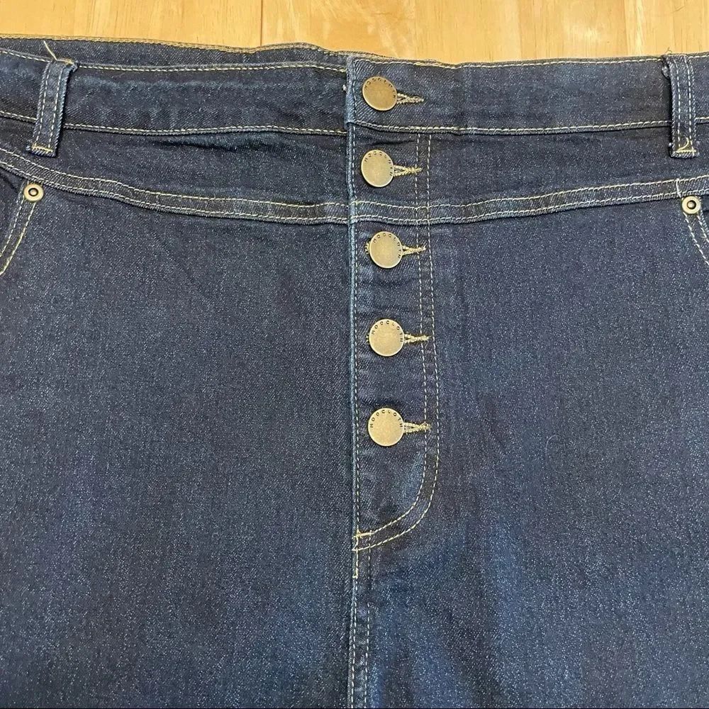 NWT - ModCloth Plus Size Button Fly Jean Shorts - Picture 2 of 3